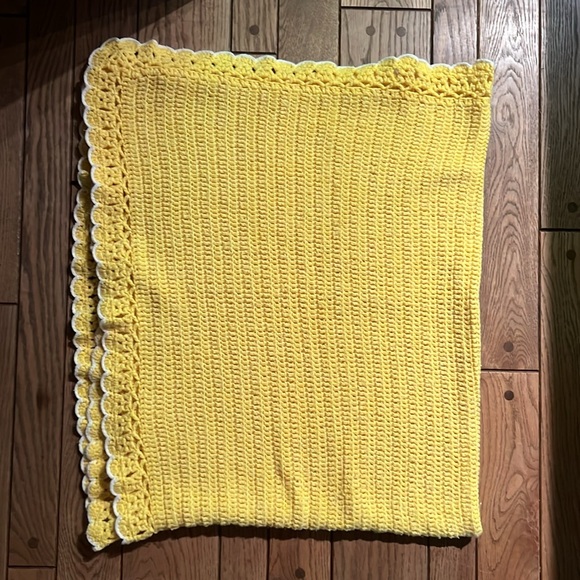 Vintage 1970s Yellow & Whit Hand Knitted Blanket 55 x 60” Used. Great condition - Picture 3 of 3